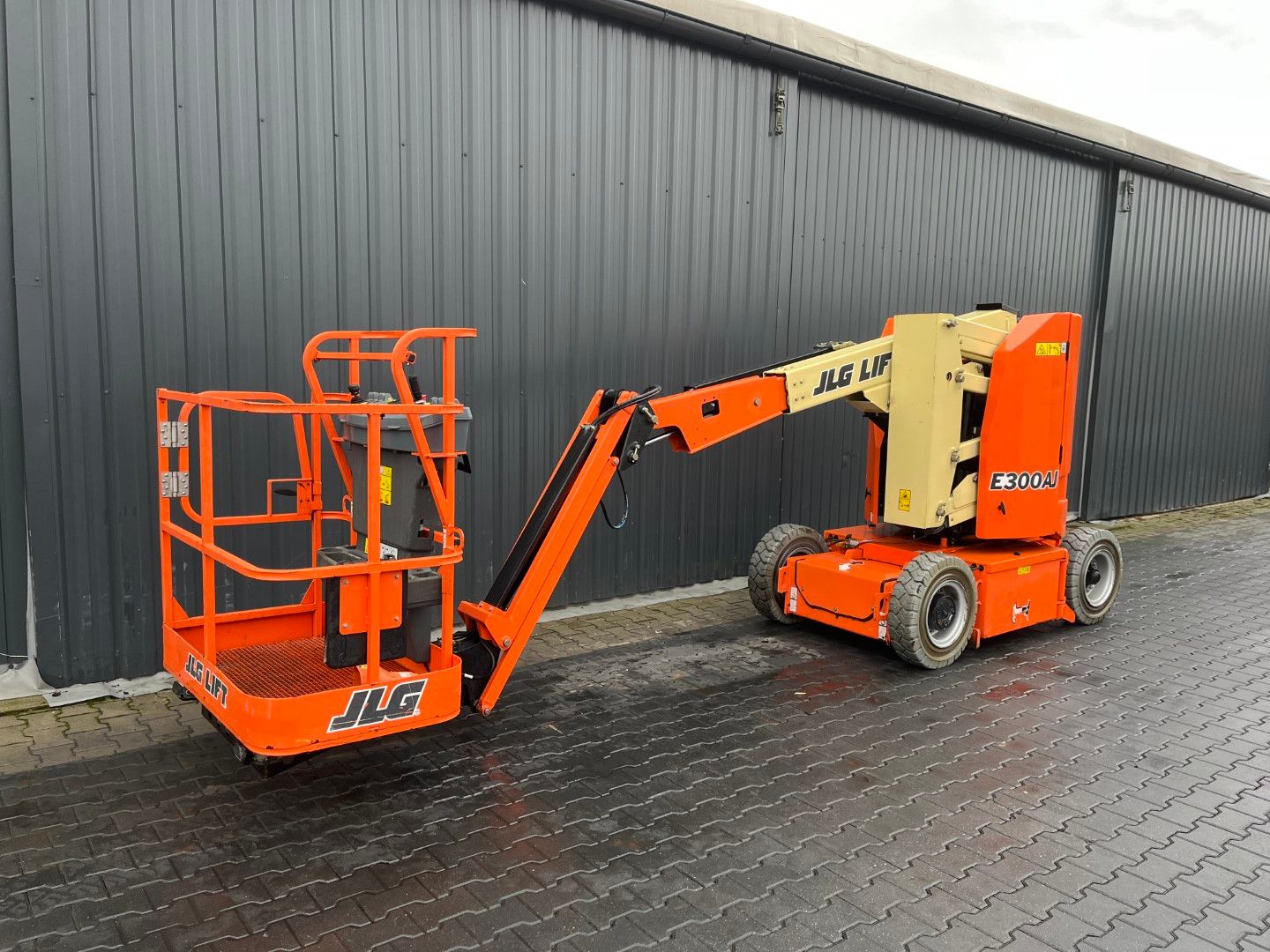 JLG E300AJ
